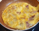 A picture of step 3 of Spanish Potato Omelette with Ham and Cheese.