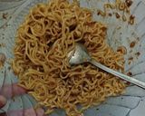 Foto langkah ke 3 dari resep Mie Gulung Sosis Tanpa Telur.