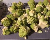 Une image de l'étape 2 de Pommes grenailles au chou romanesco et dulce.