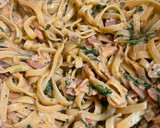 Foto del paso 5 de la receta: Fettuccini con tocino en crema de chipotle