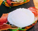 Foto del paso 4 de la receta: Tosta de boniato con jamón serrano y huevo escalfado