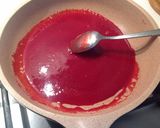 Foto del passaggio 2 della ricetta Gamberi alla paprica dolce con crema di piselli e salsa di lamponi