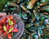 Foto langkah ke 3 dari resep Kerang Ijo Saus Padang.