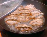 Hình bước làm 6 của món Bánh Xếp Mandu Nhân Thịt & Kim Chi Cay Chiên Nước