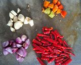 Foto langkah ke 2 dari resep Ayam sambal daun jeruk.