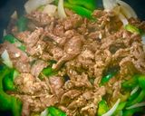 Hình bước làm 5 của món Thịt bò xào ớt chuông và nấm đông cô