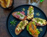 Foto langkah ke 5 dari resep Bruschetta dengan Tiga Topping.