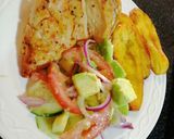 Foto del paso 5 de la receta: Pechuga de pollo con ensalada y plátano maduro 🍗🥗💖