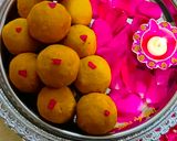 A picture of step 7 of Panjiri Laddu recipe from flour and gram flour.