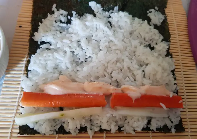Langkah-langkah untuk membuat Cara bikin Sushi rumahan sedap ðŸ˜