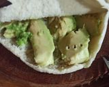 Foto del paso 4 de la receta: Sándwich ave palta en pan pita
