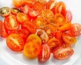 Foto del paso 1 de la receta Tostas de tomates, queso feta y albahaca