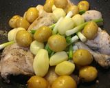 Foto del paso 3 de la receta: Pollo en su jugo con verduras🌺
