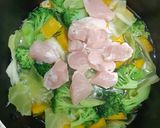 รูปขั้นตอนการทำที่ 2 ของ มิโซะซุปผักและฟักทองใส่อกไก่