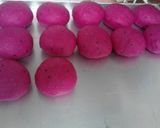 Foto langkah ke 2 dari resep Donat Buah Naga Merah.
