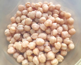 Foto del paso 1 de la receta: Ensalada de Garbanzos con Tocineta (Bacon) y Queso Parmesano
