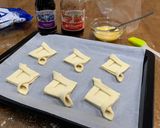 Foto langkah ke 4 dari resep Puff Pastry Mudah! Simple Jam Tarts.