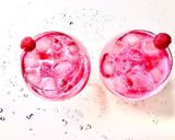 Foto del passaggio 5 della ricetta Aperitivo analcolico ai lamponi