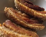 รูปขั้นตอนการทำที่ 1 ของ ผัดเครื่องแกง หมูกรอบ