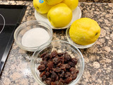 Pastel con manzanas y pasas (Cake with apples and raisins)