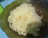 Foto langkah ke 3 dari resep Indomie ayam bawang kering pedes (anak kos akhir bulan masuk).