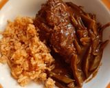 Foto del paso 2 de la receta: Patitas de cerdo en mole con nopales