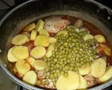 Foto del paso 3 de la receta: Pollo con salsa de tomates y papas