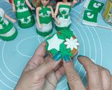 A picture of step 7 of Ready-made cupcakes with Fondant topper independence day theme.