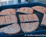 Foto del passaggio 2 della ricetta Finger Food - Crostino ai 4 cereali con caprino, coppa all'amarone e albicocche caramellate