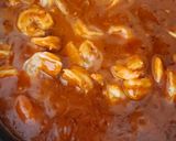 A picture of step 2 of Camarones a la Diabla.