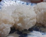 Hình bước làm 1 của món Cơm nắm rong biển chà bông