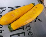 Une image de l'étape 1 de Courgettes jaunes, tomate noire et poivrons verts aux épices.