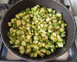 Foto del passaggio 2 della ricetta Fiori di zucca al forno ripieni di zucchine
