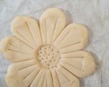Foto langkah ke 2 dari resep Pastry Cheese Flower.