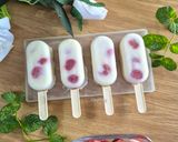Foto langkah ke 3 dari resep Strawberry Yogurt Popsicles.