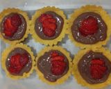 Foto langkah ke 3 dari resep Mini pie coklat strawberry.