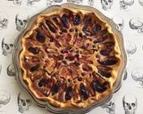 Une image de l'étape 4 de Tarte amandine aux figues prunes et groseilles noires.