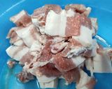 Hình bước làm 1 của món Thịt ba chỉ rang cháy cạnh kèm tôm sú biển