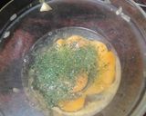 Foto del paso 3 de la receta: Tortilla de papas con cebolla, fuet y perejil picado