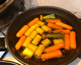 Foto del paso 4 de la receta: Escalopas de lomo con pimientos, queso y guarnición de verdura confitada
