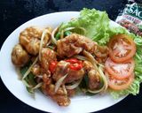 Foto langkah ke 8 dari resep Ayam Goreng Tepung Saos Lada Hitam.