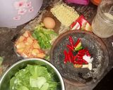 Foto langkah ke 1 dari resep Seblak mie dan kerupuk.