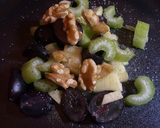 A picture of step 1 of Waldorf salad.