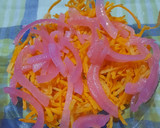 Foto del paso 2 de la receta: Rúcula, zanahoria, cebolla morada en ensalada