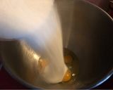Foto del paso 2 de la receta Tarta rellena de mermelada de fresa y cobertura de chocolate blanco