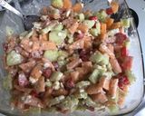 Une image de l'étape 3 de Tartare de melon tomates concombre feta et saumon fumé façon gâteau.