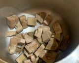 A picture of step 1 of Kathal do Piyaja.