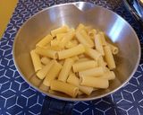 Foto del passaggio 1 della ricetta Rigatoni con salmone affumicato, prosciutto crudo e panna