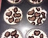 A picture of step 8 of Leopard Shiffon Cupcakes.