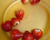 Foto langkah ke 1 dari resep Strawberry Cheese Pudding.